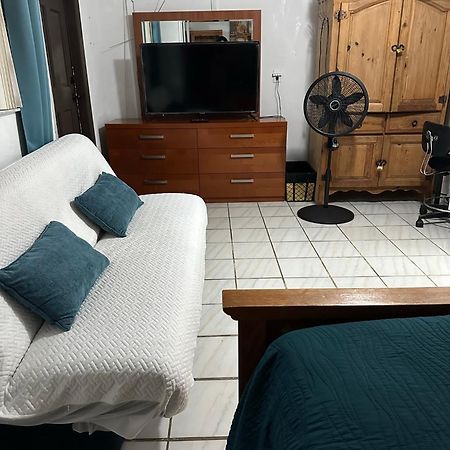 Cozy Queen Bed Studio With 60 Inch Smart Tv, Netflix, Airplay, Mini-Fridge, And 500 Mbps Wifi Near Fiu, Dolphin Mall, Airport Miami Bagian luar foto