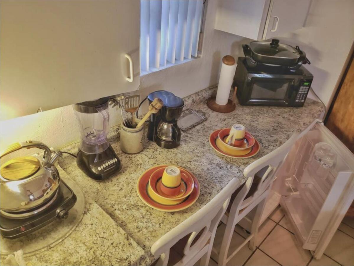 Cozy Queen Bed Studio With 60 Inch Smart Tv, Netflix, Airplay, Mini-Fridge, And 500 Mbps Wifi Near Fiu, Dolphin Mall, Airport Miami Bagian luar foto
