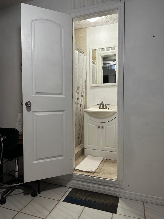 Cozy Queen Bed Studio With 60 Inch Smart Tv, Netflix, Airplay, Mini-Fridge, And 500 Mbps Wifi Near Fiu, Dolphin Mall, Airport Miami Bagian luar foto
